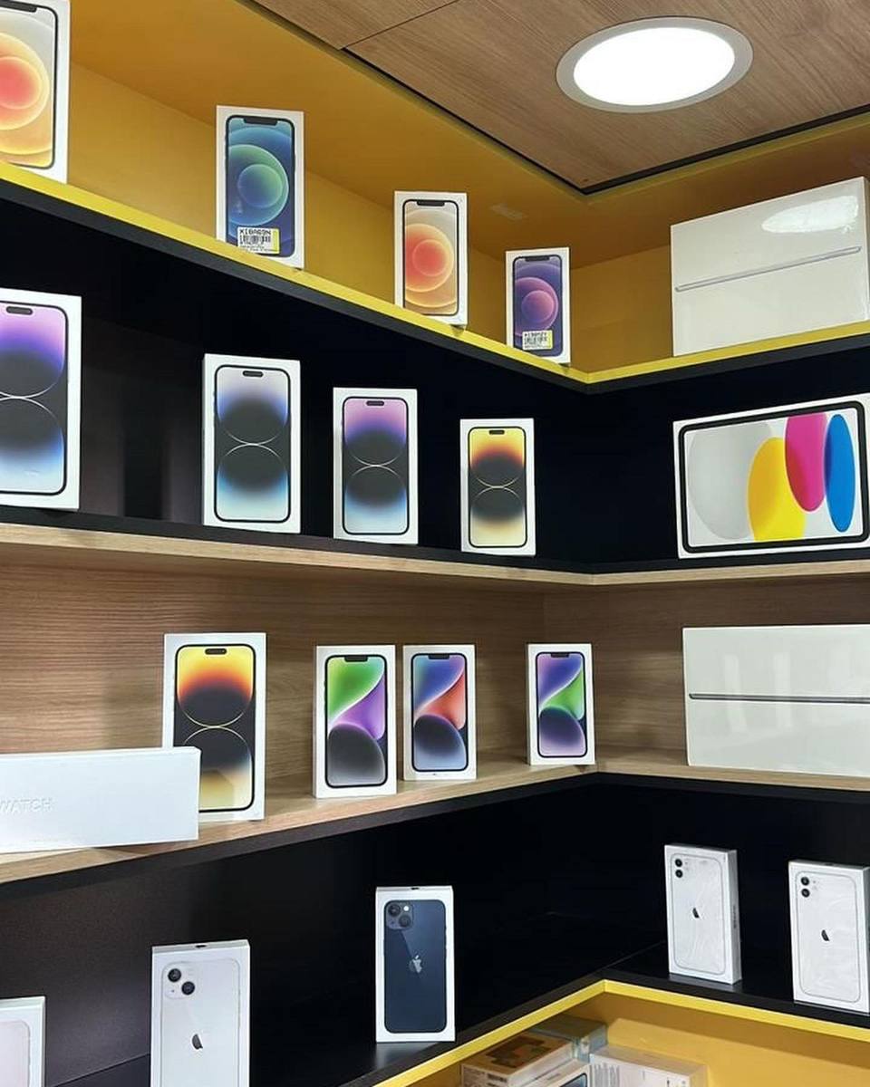 Vitrine LCS Paulista com iPhones e produtos Apple